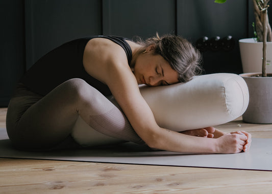 Zyklus-Yoga: Yoga im Einklang mit dem weiblichen Zyklus 